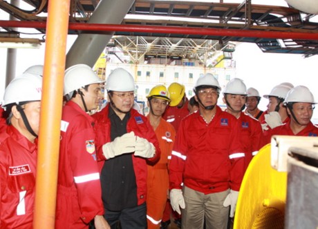 Phó Thủ tướng Hoàng Trung Hải thăm và làm việc tại giàn khoan dầu khí