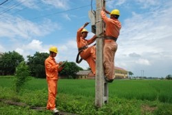 Các đơn vị của EVN NPC nỗ lực phát triển lưới điện nông thôn