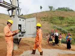 Triển khai dự án cấp điện lưới cho các hộ dân tại Sơn La