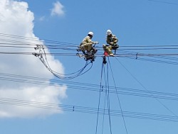 Căng lại dây dẫn khoảng néo 985-1005 ĐZ 500 kV mạch 1