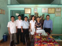 Công đoàn EVNCHP tặng quà mẹ Việt Nam Anh hùng