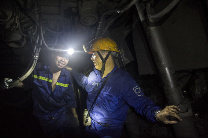 Sau 1-2 lần rẽ chúng tôi tới độ sâu 35m so với mực nước biển để vào một khu khai thác. Quản đốc phân xưởng 11 Đoàn Hải Nam giới thiệu chúng tôi với thợ mỏ. Đây là 1 trong những phân xường chủ lực của công ty mỗi năm khai thác tới hơn 200 ngàn tấn than. 