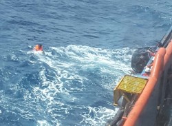 Giàn PQP-HT cứu giúp 4 ngư dân gặp nạn trên biển