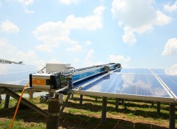 GEC Robotic: Giải pháp làm sạch các tấm panel năng lượng mặt trời
