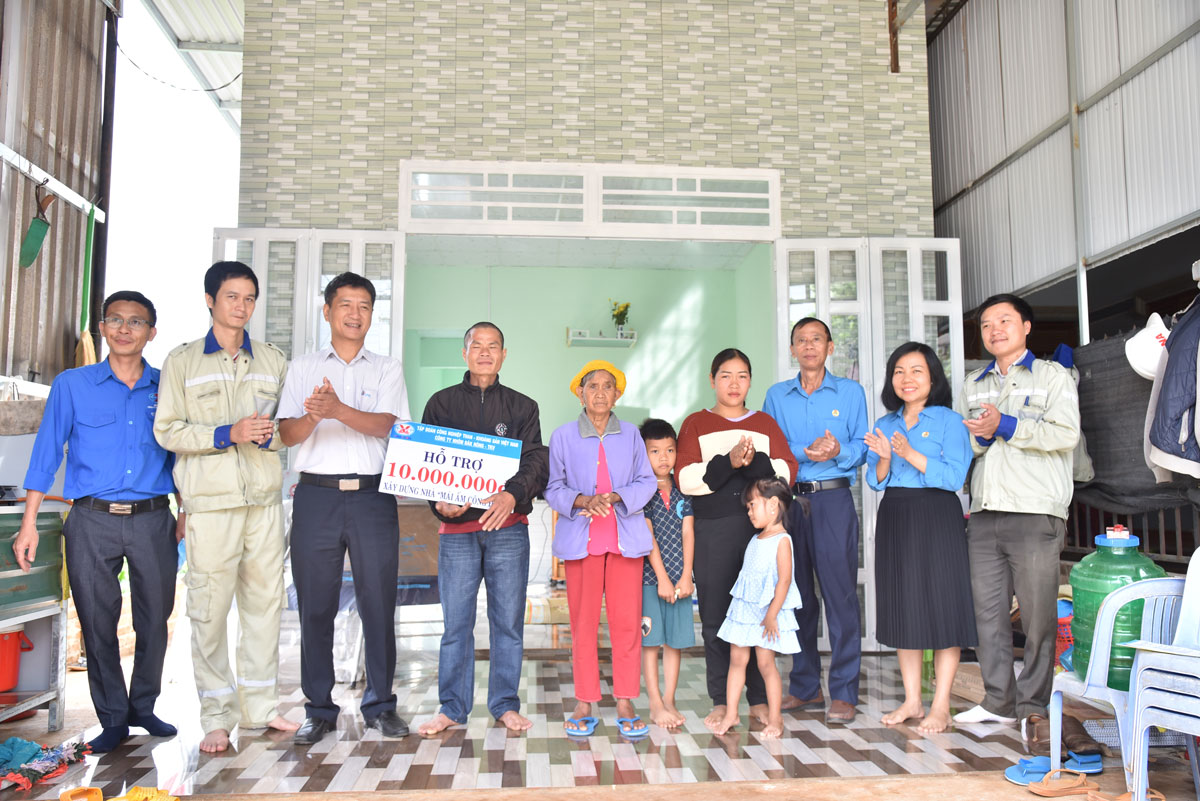 Công ty Nhôm Đắk Nông trao nhà “Mái ấm công đoàn” cho công nhân có hoàn cảnh khó khăn