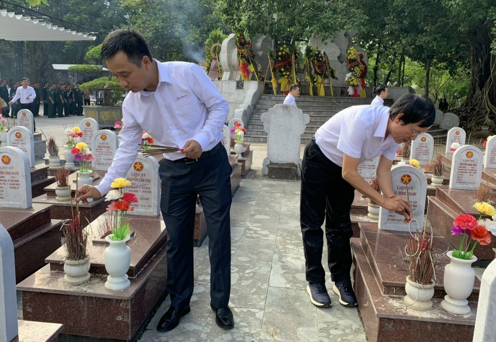 Đảng ủy EVNNPT dâng hương tại Nghĩa trang liệt sỹ Quốc gia Trường Sơn