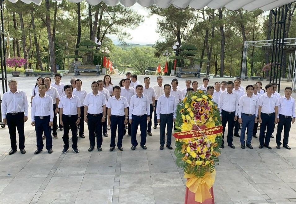 Đảng ủy EVNNPT dâng hương tại Nghĩa trang liệt sỹ Quốc gia Trường Sơn