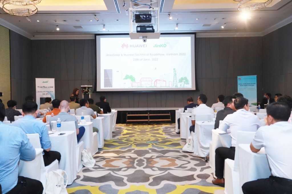 Hội thảo kỹ thuật giới thiệu về công nghệ và sản phẩm mới được tổ chức bởi Jinko Solar và Huawei