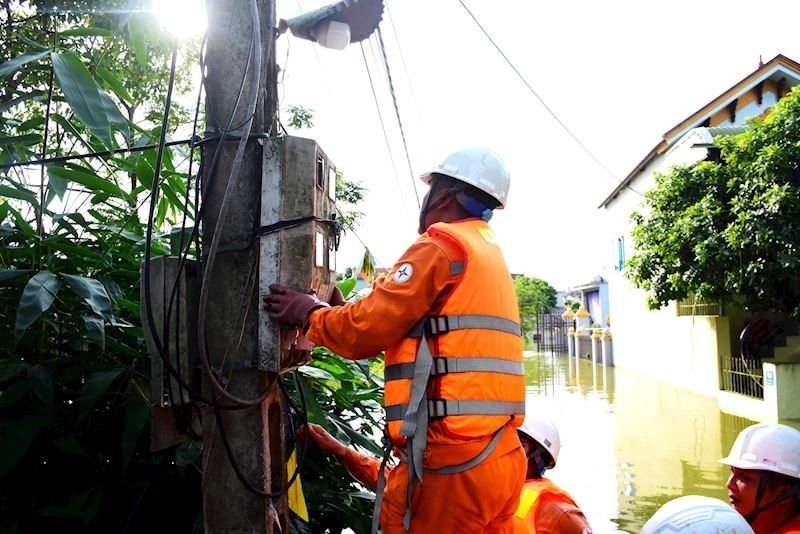 Tổng công ty Điện lực TP. Hà Nội đảm bảo an toàn điện nơi ‘rốn lũ’