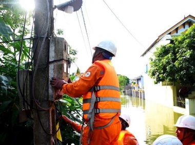 Tổng công ty Điện lực TP. Hà Nội đảm bảo an toàn điện nơi ‘rốn lũ’