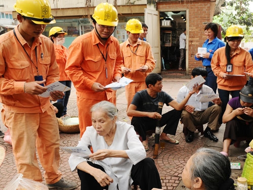 PC Đắk Lắk: Tuyên dương khách hàng tiết kiệm điện tiêu biểu