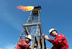 Việt Nam khai thác dòng dầu đầu tiên tại An-giê-ri