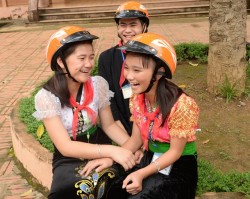 Thủy điện Sơn La tặng mũ bảo hiểm cho học sinh