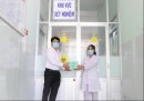 Nhiệt điện Vĩnh Tân tặng 200 bộ kit xét nghiệm nhanh Covid-19 cho huyện Tuy Phong