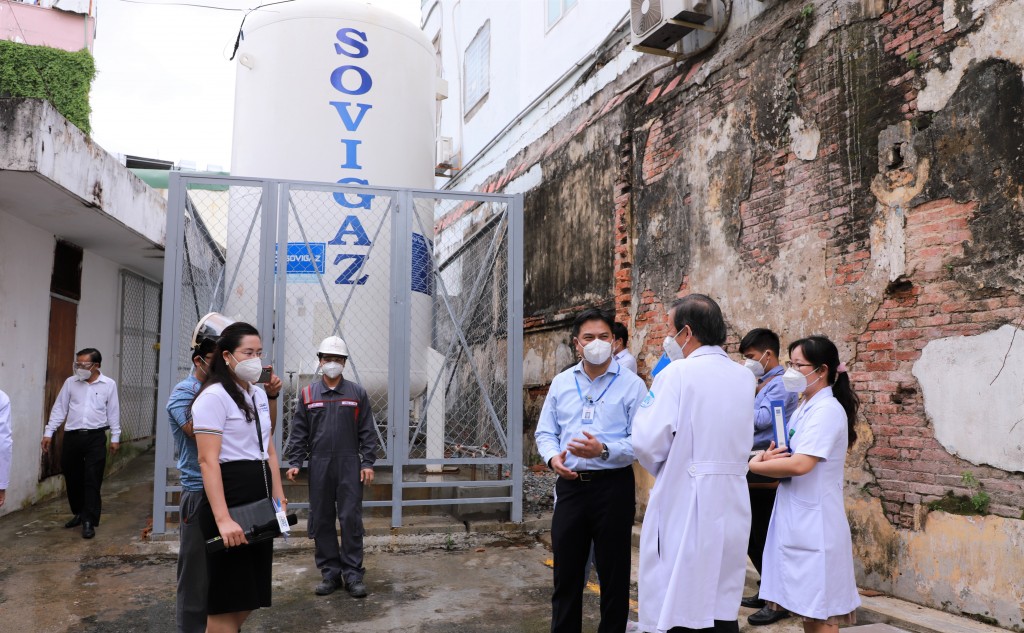 Bệnh viện Bệnh Nhiệt đới TP. HCM tiếp nhận hệ thống cấp khí oxy từ Đảng ủy khối cơ sở Bộ Công Thương