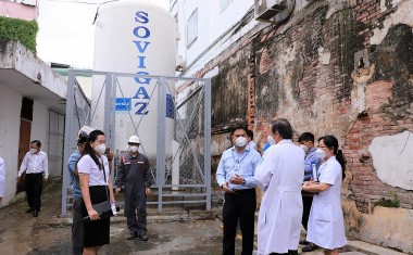 Bệnh viện Bệnh Nhiệt đới TP. HCM tiếp nhận hệ thống cấp khí oxy từ Đảng ủy khối cơ sở Bộ Công Thương