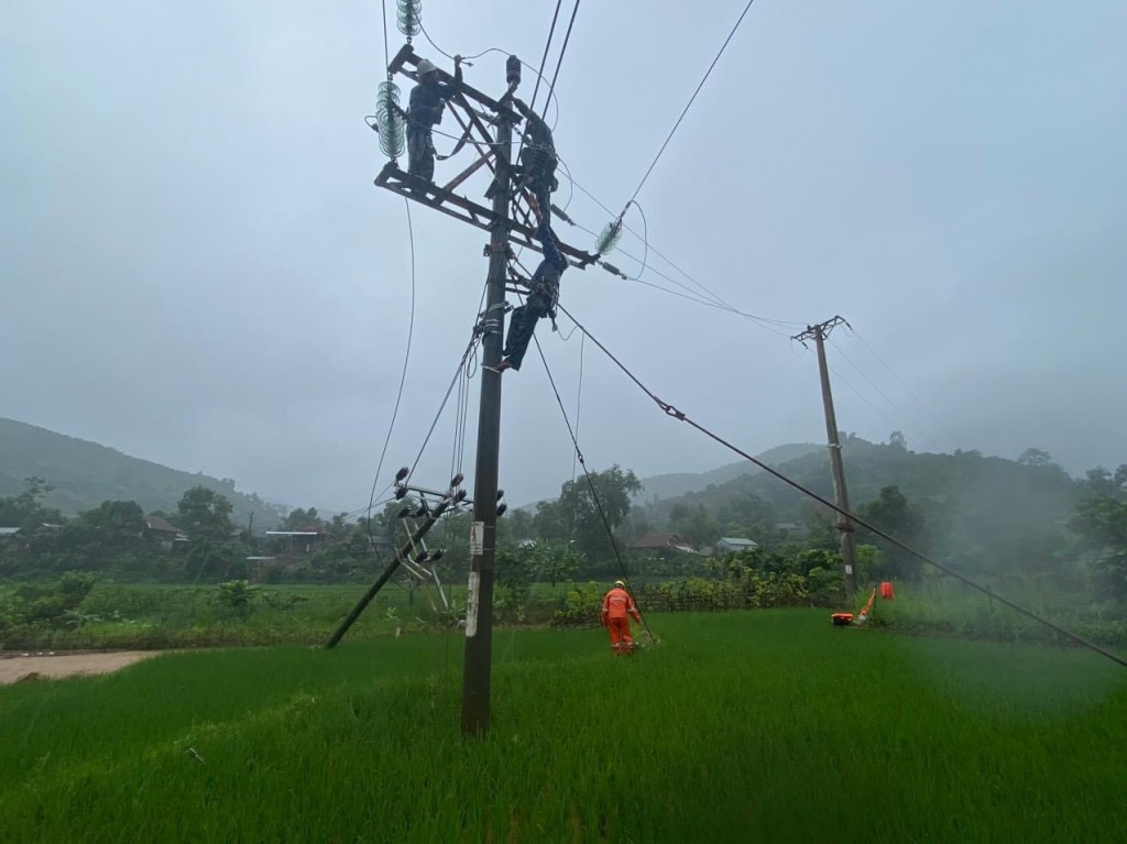 Điện lực các tỉnh phía Bắc khẩn trương khắc phục sự cố do mưa lũ kéo dài