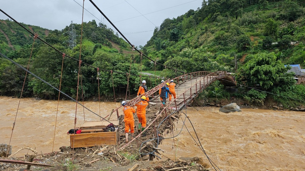 Sau 4 ngày mất điện do mưa lũ, huyện Mù Cang Chải được cấp điện trở lại