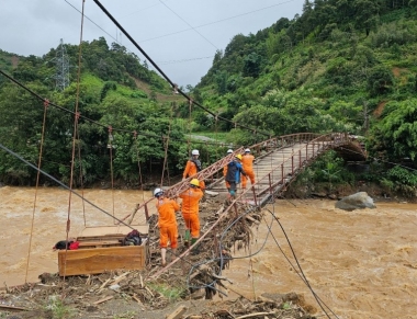 Sau 4 ngày mất điện do mưa lũ, huyện Mù Cang Chải được cấp điện trở lại