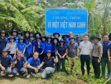 Xí nghiệp Điều hành khoan tổ chức trồng cây xanh tại tỉnh Hậu Giang