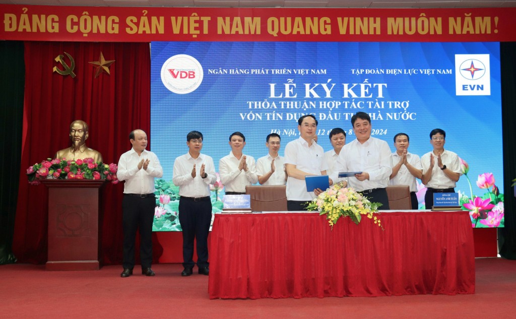 EVN và VDB ký thỏa thuận hợp tác tài trợ vốn tín dụng đầu tư của Nhà nước