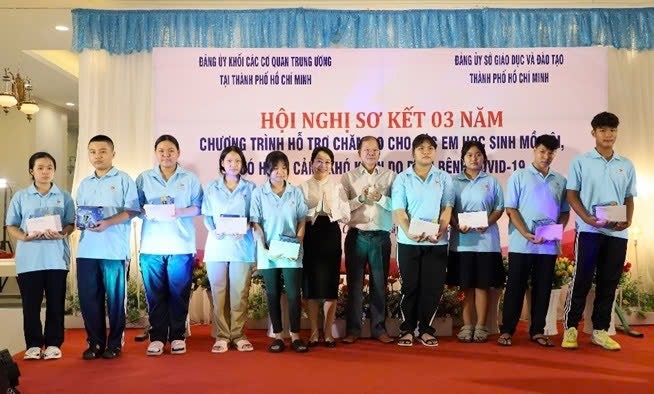 EVNGENCO3 tiếp tục đồng hành cùng các em học sinh khó khăn tại TP. HCM