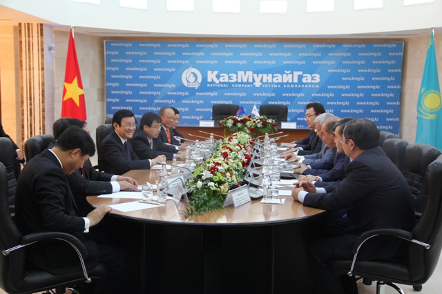Chủ tịch nước thăm Tập đoàn Dầu khí Quốc gia Kazakhstan