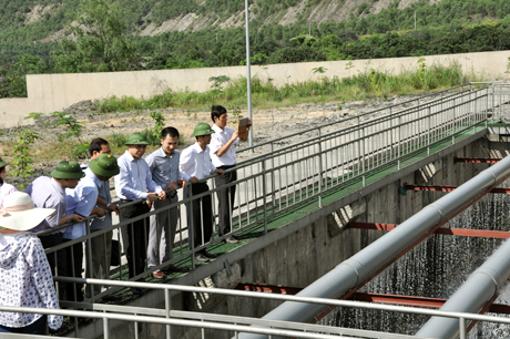 Đồng chí Phó Chủ tịch UBND tỉnh Quảng Ninh kiểm tra tại Trạm xử lý nước thải, Công ty Cổ phần Than Cọc Sáu.