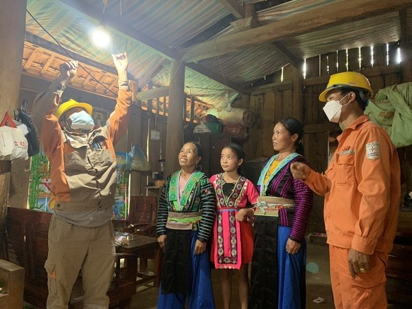 Thêm 53 hộ dân tộc H’Mông tại Sơn La có điện lưới quốc gia