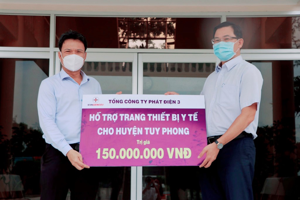 EVNGENCO 3 tặng thiết bị y tế phòng dịch Covid-19 cho huyện Tuy Phong