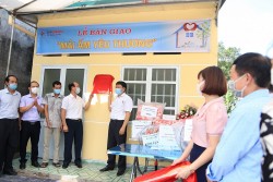 Công ty Nhiệt điện Mông Dương trao tặng nhà ‘mái ấm yêu thương’