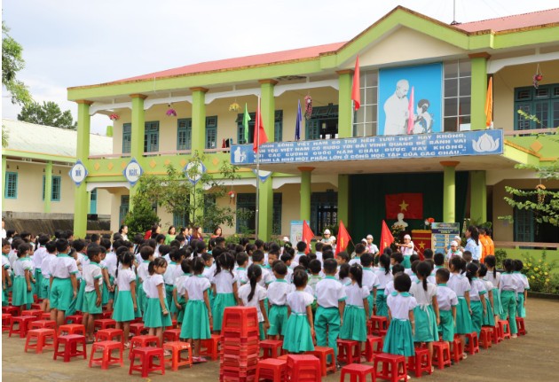 EVNGENCO1 tặng bể bơi di động phục vụ trẻ em miền núi Quảng Nam học bơi