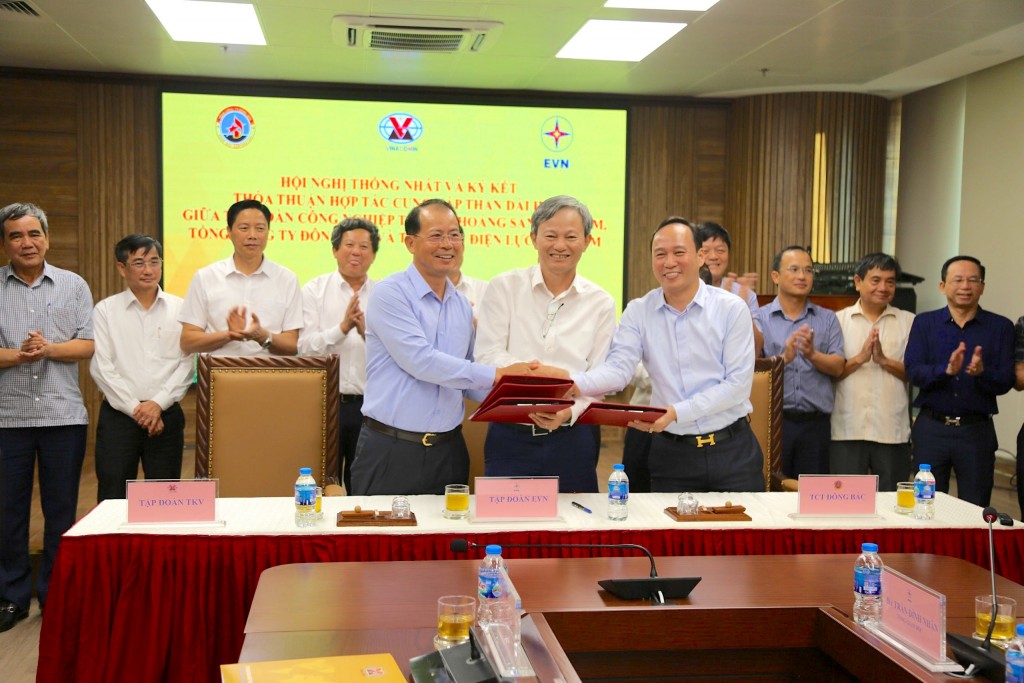 EVN ký thỏa thuận cung cấp than dài hạn với TKV và Tổng công ty Đông Bắc