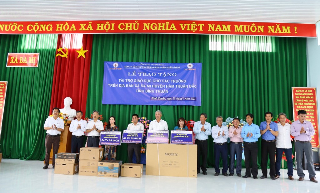 EVNGENCO1 và Công ty ĐHĐ trao tài trợ giáo dục tại huyện Hàm Thuận Bắc (Bình Thuận)