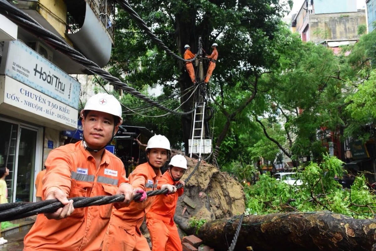 EVNHANOI huy động mọi nguồn lực để khắc phục hậu quả cơn bão số 3