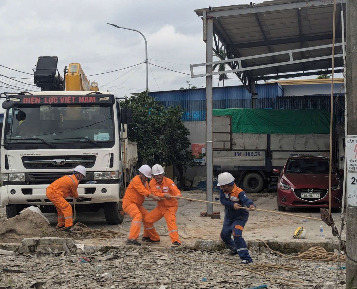 Xung kích EVNNPC nỗ lực để cấp điện trở lại sớm nhất cho khách hàng sau bão