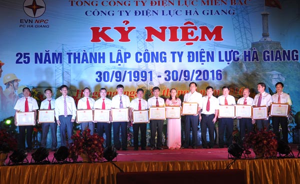 Thừa ủy quyền của Tập đoàn Điện lực Việt Nam, lãnh đạo Công ty Điện lực Hà Giang trao Bằng khen cá nhân có thành tích xuất sắc.