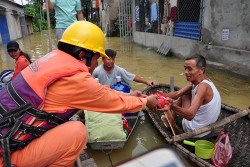 EVN HANOI hỗ trợ người dân vùng ngập úng