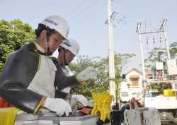 “Ngỡ ngàng” trước phương pháp sửa chữa điện của EVNHANOI