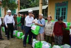 Tổng giám đốc EVNNPT tặng quà cho người dân miền Trung bị ảnh hưởng mưa lũ