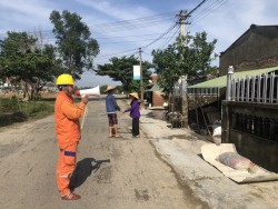 PC Hà Tĩnh đến từng hộ dân khuyến cáo an toàn điện sau mưa lũ
