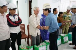 PTC2 tặng quà cho người dân tỉnh miền Trung bị ảnh hưởng do mưa lũ