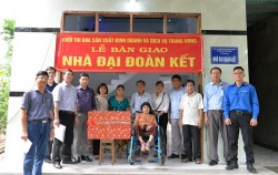 Trưởng Khối thi đua SXKD và DV Trung ương tại Bình Định tặng nhà Đại đoàn kết