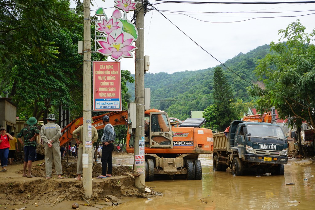 Điện lực Kỳ Sơn (Nghệ An) nỗ lực khắc phục lưới điện bị sự cố sau lũ quét