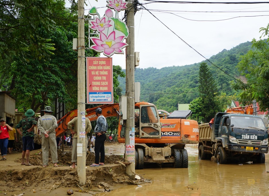 Điện lực Kỳ Sơn (Nghệ An) nỗ lực khắc phục lưới điện bị sự cố sau lũ quét