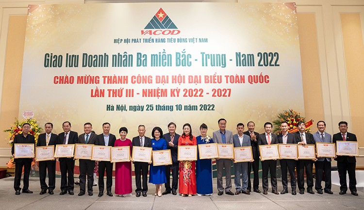 CADI-SUN và Chủ tịch kiêm Tổng giám đốc Phạm Lương Hòa nhận bằng khen của VCCI