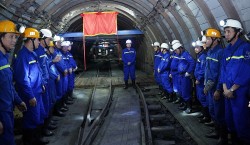 Gắn biển công trình đào lò cơ giới hóa vận chuyển dự án giếng Vàng Danh