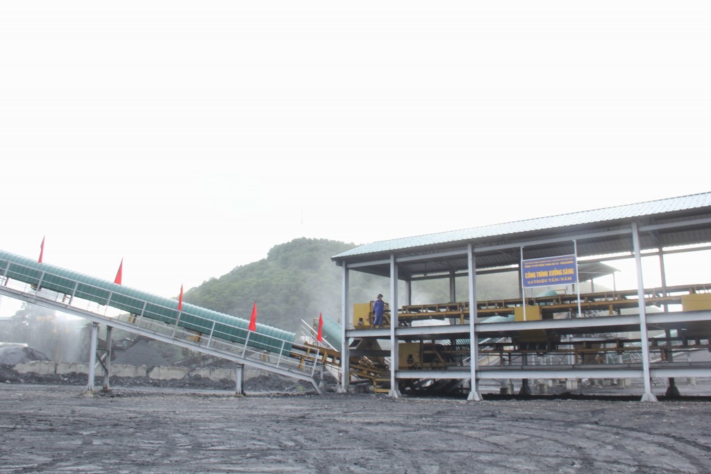Than Hà Tu gắn biển công trình ‘Xưởng sàng 2,5 triệu tấn/năm’