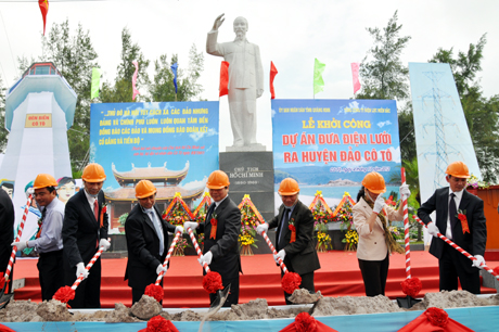 Các đồng chí lãnh đạo TƯ, lãnh đạo tỉnh Quảng Ninh động thổ Dự án đưa điện lưới ra huyện đảo Cô Tô.
