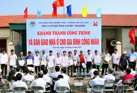 Lãnh đạo Công ty CP Than Cao Sơn chụp ảnh lưu niệm với các hộ công nhân được bàn giao nhà ở.